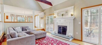 Bright coastal home close to the beach with deck, yard, AC & outdoor shower