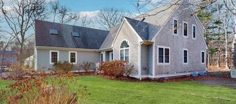 Bright coastal home close to the beach with deck, yard, AC & outdoor shower