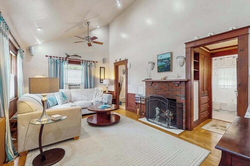 Great location! walk to restaurants, shops, ferries; close to beach & bike trail