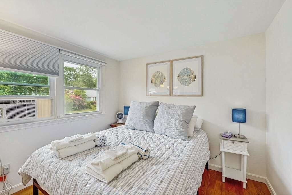 Desk, iron/ironing board, WiFi, bed sheets