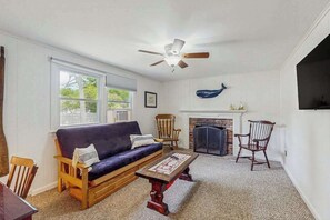 TV, offices - Neighborhood charmer with deck, W/D, Outdoor shower, Dog friendly, Wifi (Falmouth)