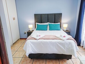 Tabla de planchar con plancha, wifi y ropa de cama 
