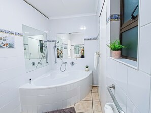 Suihku, hiustenkuivaaja, pyyhkeet, saippua