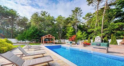 Modern home with dog-friendly yard, private pool/hot tub, pickleball & fast WiFi