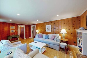 TV, video games, offices - Dog-friendly cottage with great yard & 3 bikes - 1/2 mile to Earle Road Beach (Harwich Port)