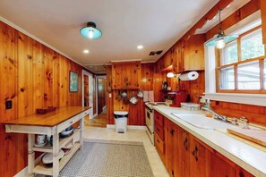 Fridge, microwave, oven, stovetop - Dog-friendly cottage with great yard & 3 bikes - 1/2 mile to Earle Road Beach (Harwich Port)