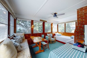 Desk, WiFi, bed sheets - Dog-friendly cottage with great yard & 3 bikes - 1/2 mile to Earle Road Beach (Harwich Port)