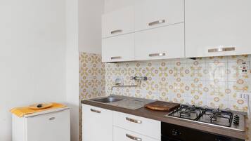 Een koelkast, een oven, een kookplaat, een kinderstoel