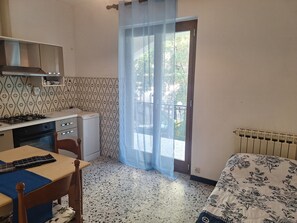 Room - Apartment '602' with Private Terrace and Shared Garden (Diano Castello)