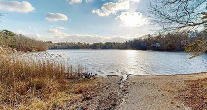 Spacious home close to Peters Pond Beach with porch, AC, W/D, & water view