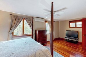 Desk, iron/ironing board, WiFi, bed sheets - Spacious home near the ferry & downtown with enclosed yard, games, & W/D (Tisbury)