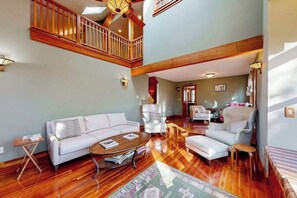 TV, offices - Spacious home near the ferry & downtown with enclosed yard, games, & W/D (Tisbury)