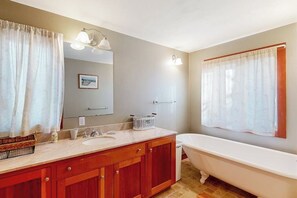 Shower, hair dryer, towels - Spacious home near the ferry & downtown with enclosed yard, games, & W/D (Tisbury)