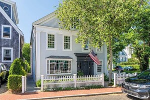 Exterior - Luxury Gallery District home steps from beach with chef’s kitchen & gardens (Provincetown)