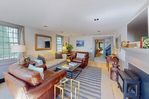 TV, offices - Luxury Gallery District home steps from beach with chef’s kitchen & gardens (Provincetown)