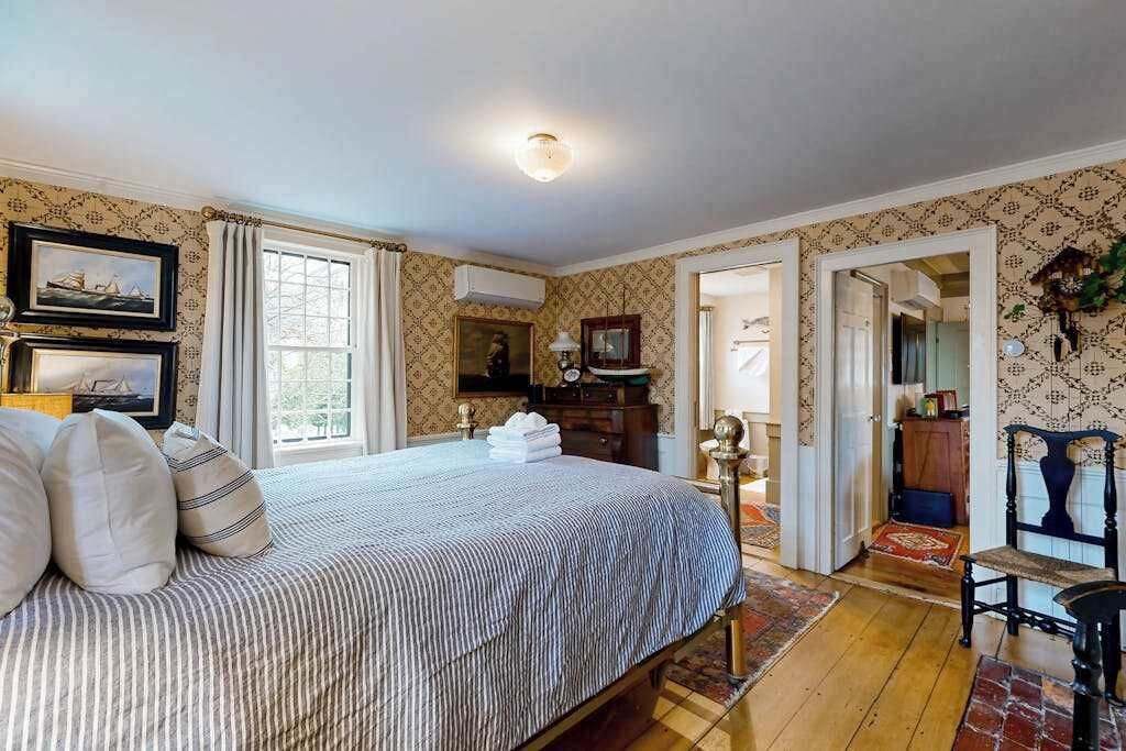 Desk, iron/ironing board, WiFi, bed sheets