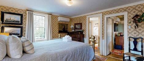 Desk, iron/ironing board, WiFi, bed sheets
