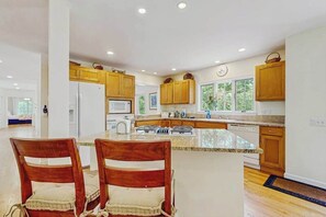 Fridge, microwave, oven, stovetop - Private house with jetted tub, deck, grill, central AC and large yard (Oak Bluffs)