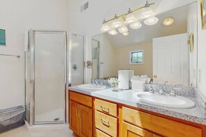 Shower, towels - Private house with jetted tub, deck, grill, central AC and large yard (Oak Bluffs)