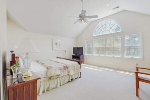 Iron/ironing board, WiFi, bed sheets - Private house with jetted tub, deck, grill, central AC and large yard (Oak Bluffs)