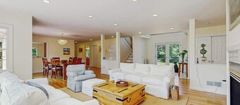 Private house with jetted tub, deck, grill, central AC and large yard