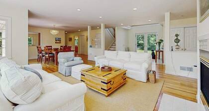 Private house with jetted tub, deck, grill, central AC and large yard