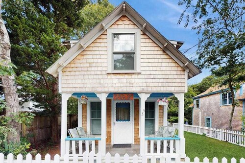 Cozy island cottage near local attractions with breezy yard & inviting interior