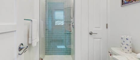 Douche, serviettes fournies