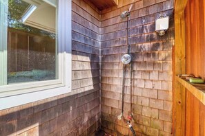 Shower, towels - Coastal home with outdoor shower, grill, fireplace, central AC, & W/D (Oak Bluffs)