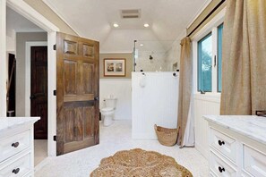 Shower, hair dryer, towels - Enchanting home with tennis, firepit, golf nearby & washer/dryer (Oak Bluffs)