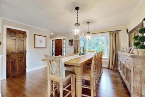 Dining - Enchanting home with tennis, firepit, golf nearby & washer/dryer (Oak Bluffs)