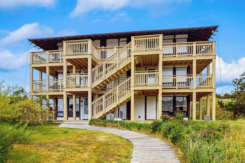 Cozy studio condo close to the beach with bay views and deck