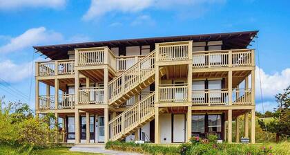 Cozy studio condo close to the beach with bay views and deck