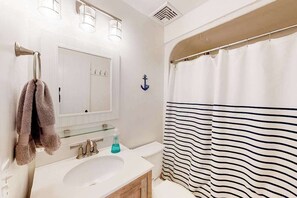 Shower, hair dryer, towels - Coastal townhome with easy beach access, beach gear, balconies, grill, W/D, & AC (Mashpee)