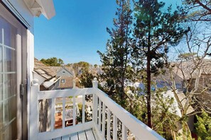Property grounds - Coastal townhome with easy beach access, beach gear, balconies, grill, W/D, & AC (Mashpee)