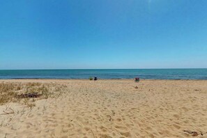 Beach nearby - Coastal townhome with easy beach access, beach gear, balconies, grill, W/D, & AC (Mashpee)