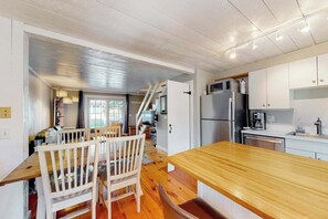 Fridge, microwave, oven, stovetop - Coastal townhome with easy beach access, beach gear, balconies, grill, W/D, & AC (Mashpee)
