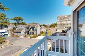 Property grounds - Coastal townhome with easy beach access, beach gear, balconies, grill, W/D, & AC (Mashpee)