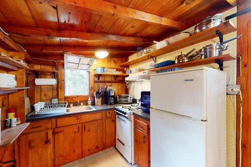 Drummer Cove Gem | Cottage in Wellfleet with patio, steps from the cove