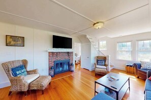 TV, offices - Coastal bay view home with patio, W/D, AC, & amazing location (West Yarmouth)