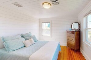 WiFi, bed sheets - Coastal bay view home with patio, W/D, AC, & amazing location (West Yarmouth)