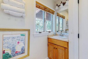 Shower, towels - Nana's Backyard Treehouse with deck, electric/gas grills, kitchenette (West Tisbury)