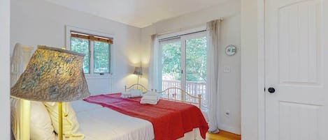 Desk, WiFi, bed sheets