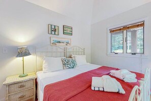 Desk, WiFi, bed sheets - Nana's Backyard Treehouse with deck, electric/gas grills, kitchenette (West Tisbury)