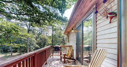 Nana's Backyard Treehouse with deck, electric/gas grills, kitchenette