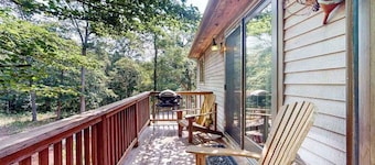 Nana's Backyard Treehouse with deck, electric/gas grills, kitchenette
