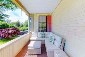 Terrace/patio - Amazing and large West Dennis historic home with modern amenities (West Dennis)