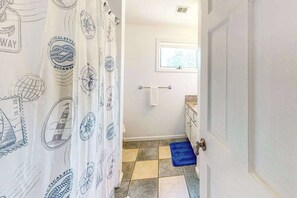 Shower, hair dryer, towels - Bright home with central AC, kayaks, large yard, fast WiFi - walk to the beach (West Yarmouth)