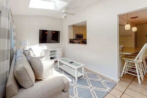 TV, video games, offices - Bright home with central AC, kayaks, large yard, fast WiFi - walk to the beach (West Yarmouth)