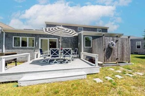 Outdoor dining - Bright home with central AC, kayaks, large yard, fast WiFi - walk to the beach (West Yarmouth)